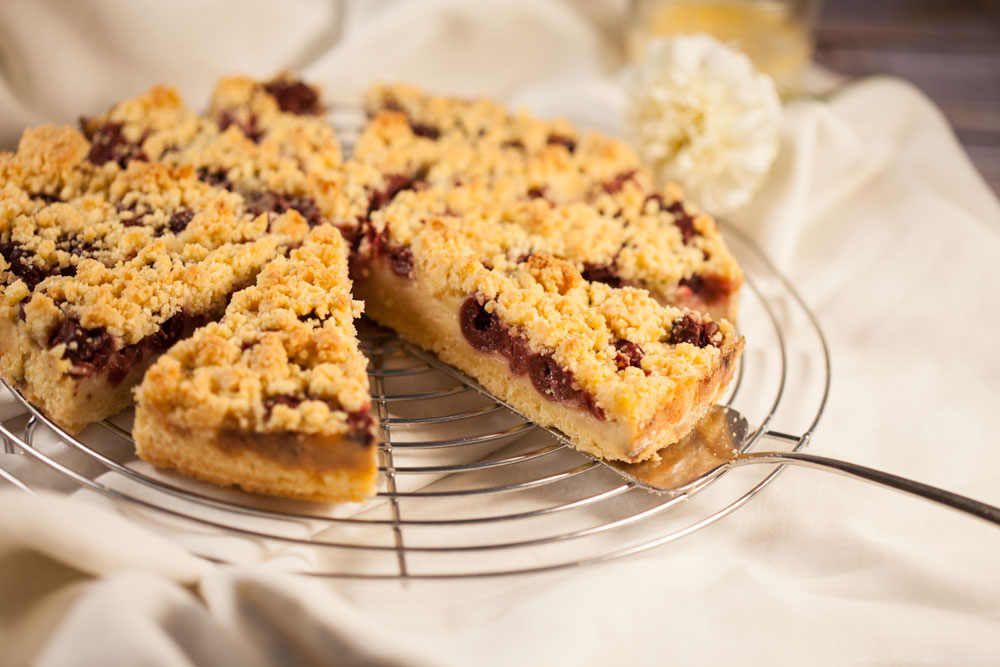 Cherry Pudding Crumble Cake